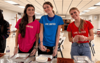 students making lasagna