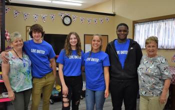 youth volunteers with seniors